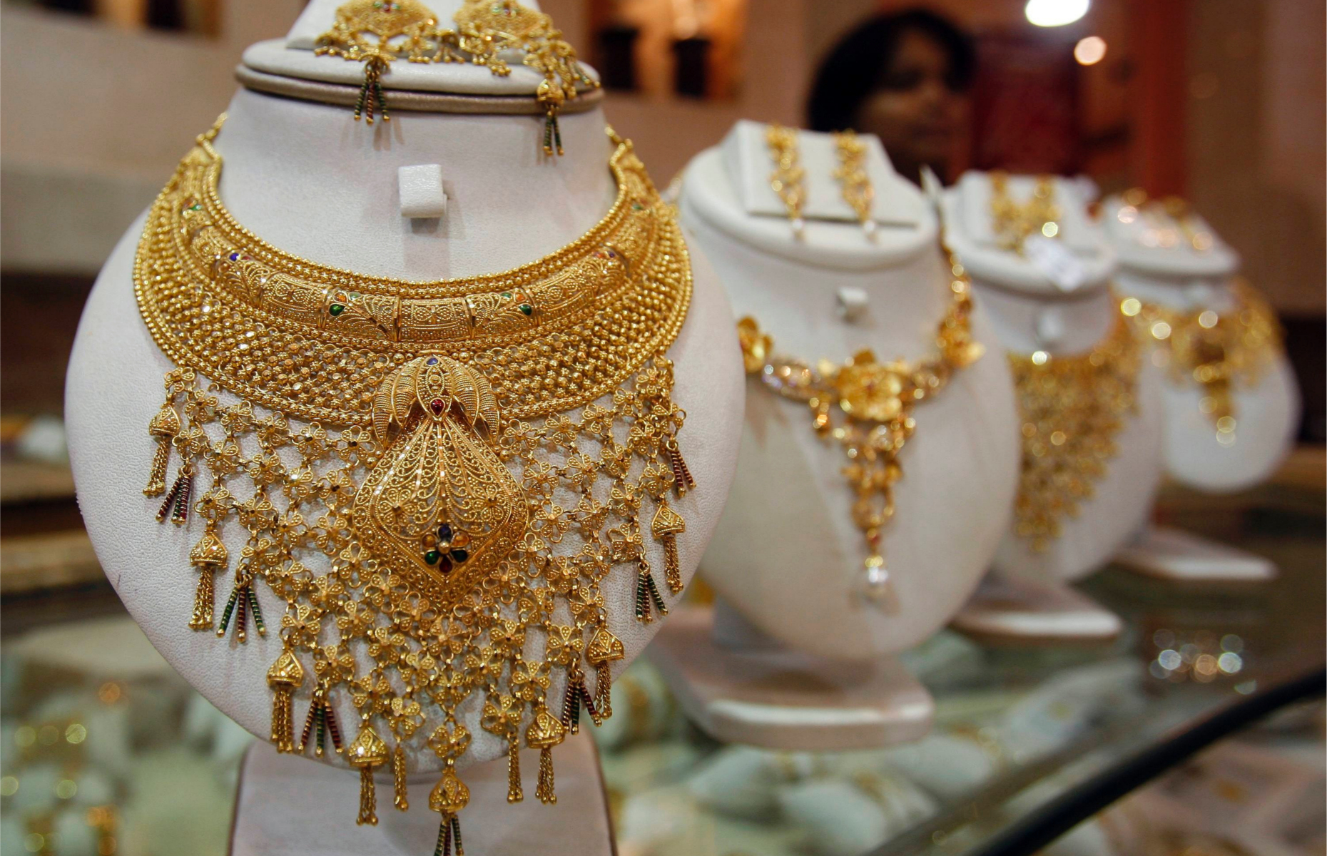 Gold price falls below â‚¹31,000: