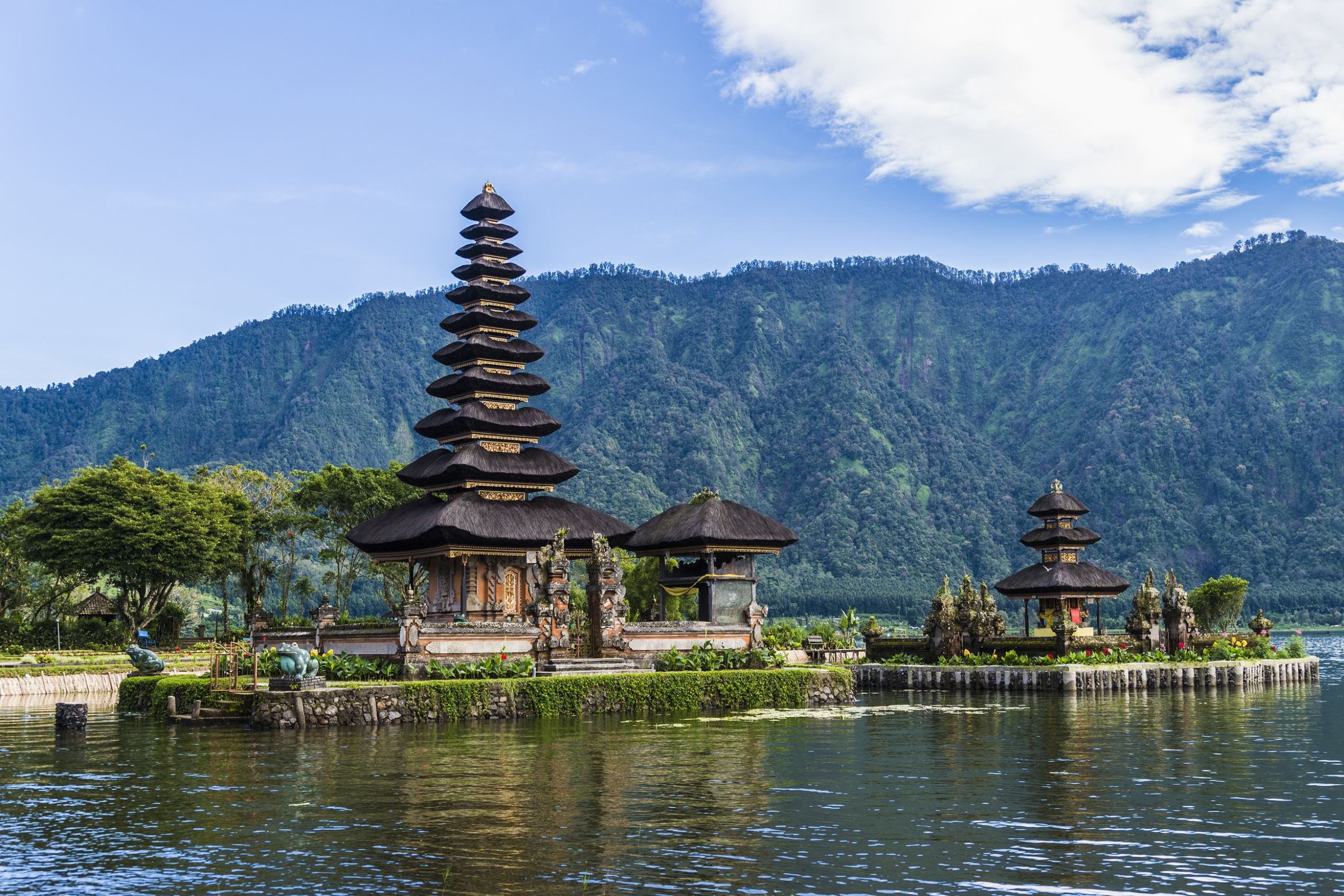 The sun and sand seem to a necessary requisite for the new couples. Hollywood actor Channing Tatum and Jenna Dewan-tatum chose outdoor bliss in Bali. Unfortunately, it seems they were unable to enjoy their time there after coming down with food poisoning. Another A-list couple seen here was singer Ashlee Simpson and Evan Ross who checked in the St. Regis Bali Resort.