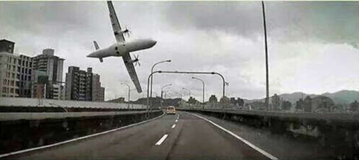 A photo taken by an automobile data recorder shows the airplane losing altitude.