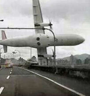 Rrëzohet aeroplani në Taiwan AA8XPtH