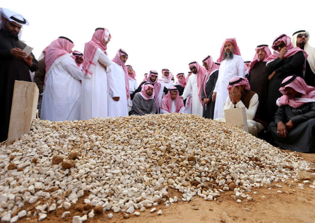 Mourners at the grave of Saudi Arabia's King Abdullah, in Riyadh, Saudi Arabia, January 23, 2015.
