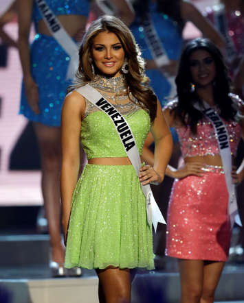 Paulina Vega aus Kolumbien ist Miss Universe - Paulina Vega e Kolumbisë fitoi Mis Universin AA8zRRe