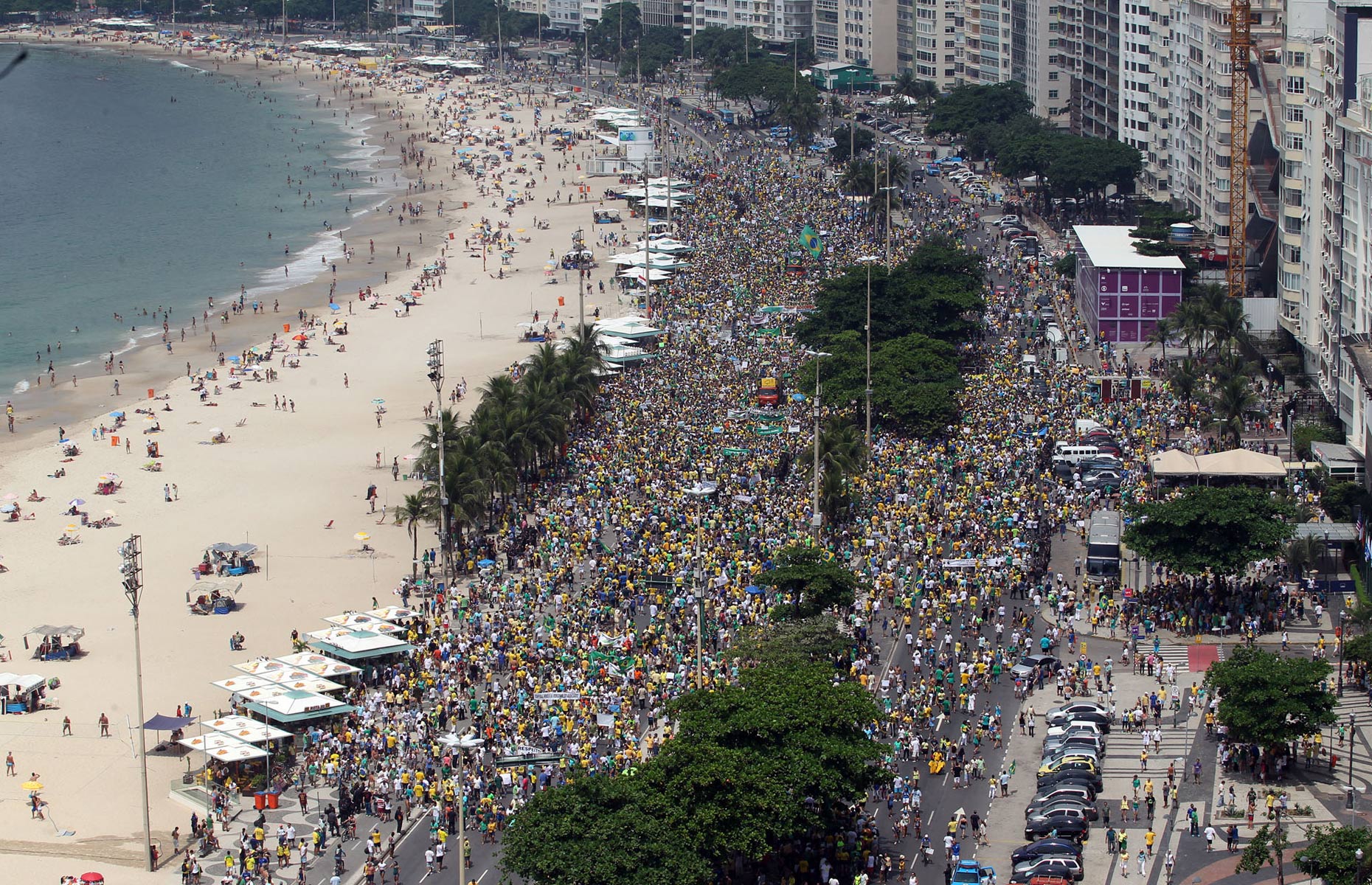 Com gritos contra o governo, grupos vão às ruas