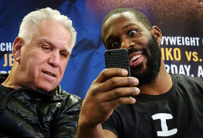 American challenger Bryant Jennings (R) poses for a selfie with promoter Gary Shaw during a news conference to announce his upcoming fight at Madison Square Garden in New York February 4, 2015. Heavyweight boxing champion Wladimir Klitschko and American challenger Bryant Jennings will meet April 25 for the title clash at Madison Square Garden.