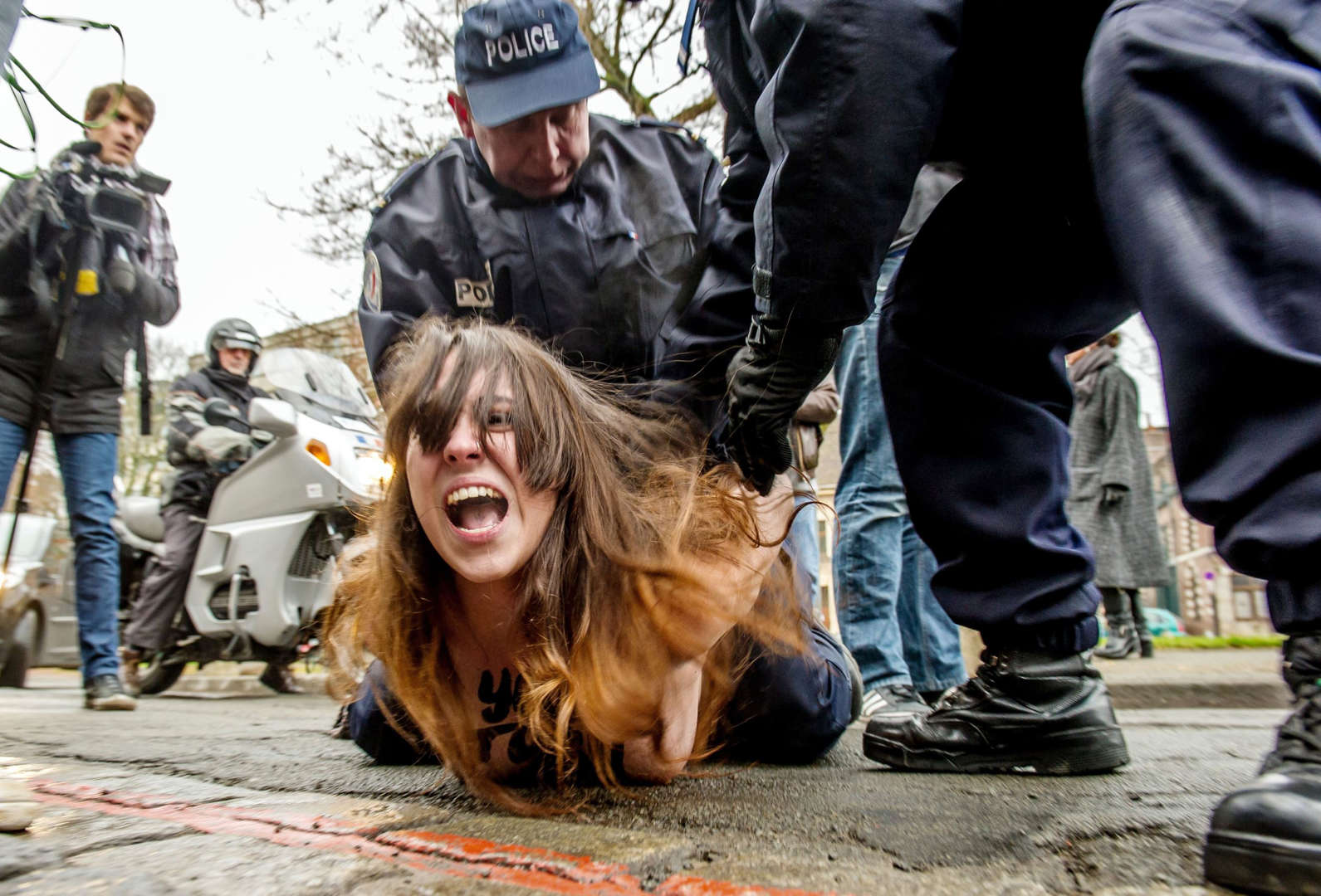 Des Femen s'en prennent à DSK lors de son arrivée au tribunal