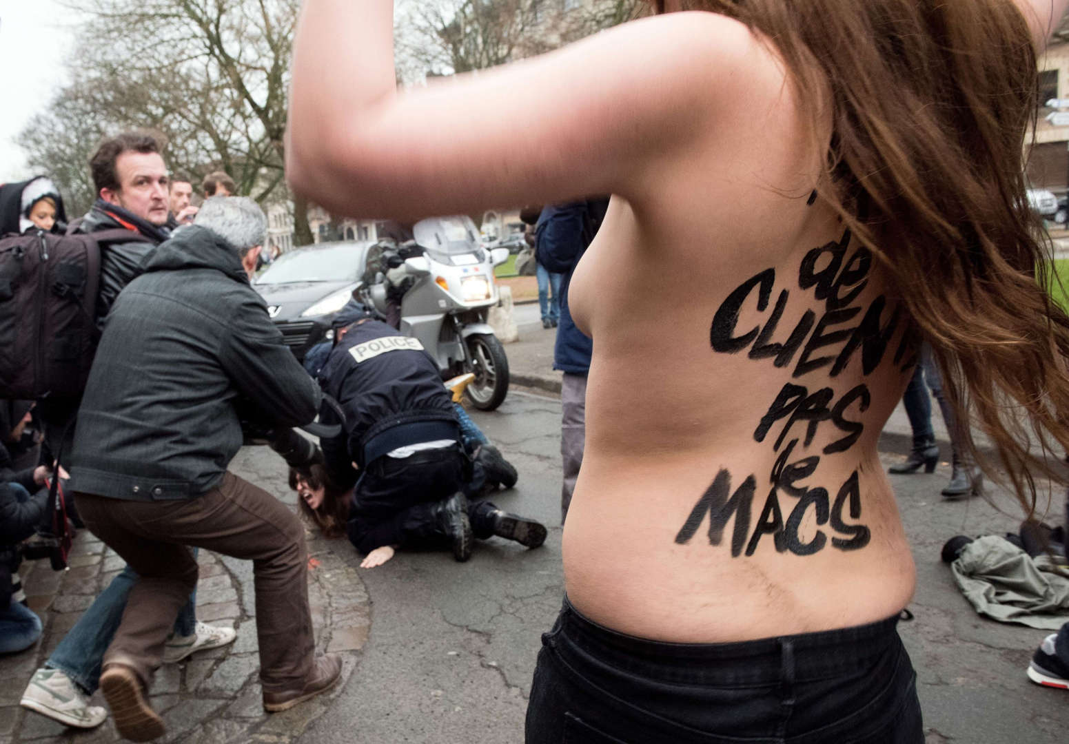 Des Femen s'en prennent à DSK lors de son arrivée au tribunal