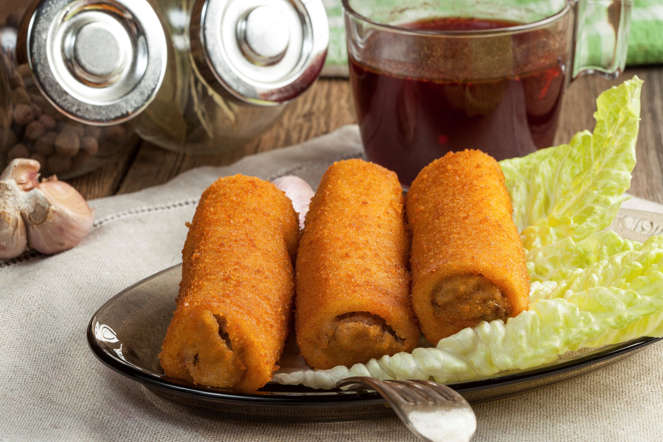 Cylinder-shaped fried rolls filled with a variety of ingredients like beef, chicken, cod, mashed potatoes, mushrooms, cheese and bechamel sauce, are traditional tapas.