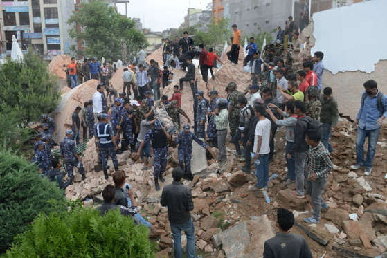 Tërmeti në Nepal merr përmasa katastrofike, mbi 1 500 të vdekur (Foto/Video) AAbF2wL