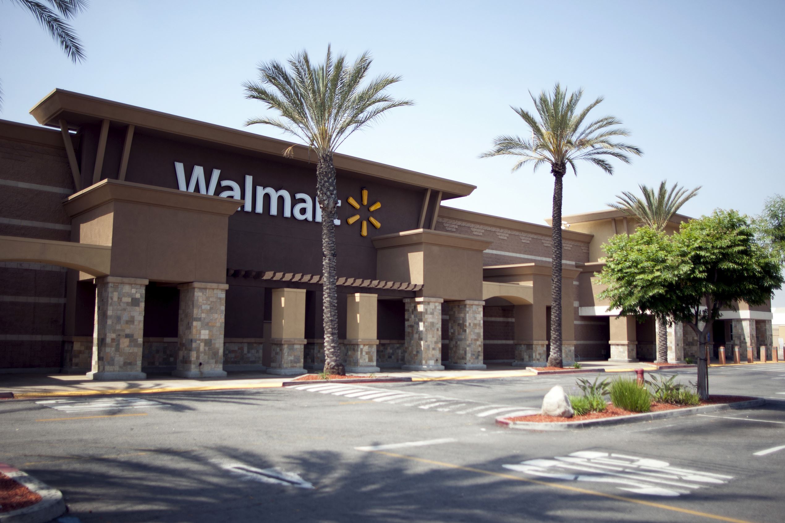 The closed Pico Rivera Wal-mart Store is seen in Los Angeles, California, April 20, 2015. ÊA union on Monday asked the National Labor Relations Board to force Wal-Mart to reinstate employees at five stores, accusing the retailer of closing the locations to retaliate against workers for attempts to organize for better pay and benefits.