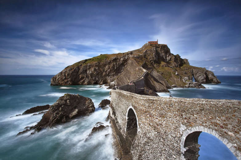 San Juan de Gaztelugatxe is an island on the coast of Biscay belonging to the municipality of Bermeo, in Basque Country (Spain). Is connected to the mainland by a narrow tongue of land and an island far seems. It is one of the most impressive places in the coast of Biscay, and has a chapel on its summit x century dedicated to St. John the Baptist. I've had the good fortune to have been there and is definitely a place where I want to go back! Of note is that the left side of this island is the beach of Bakio with another icon of the landscape photography of the Basque Country ... the Cathedral ... a rock formation impressive and unparalleled beauty.