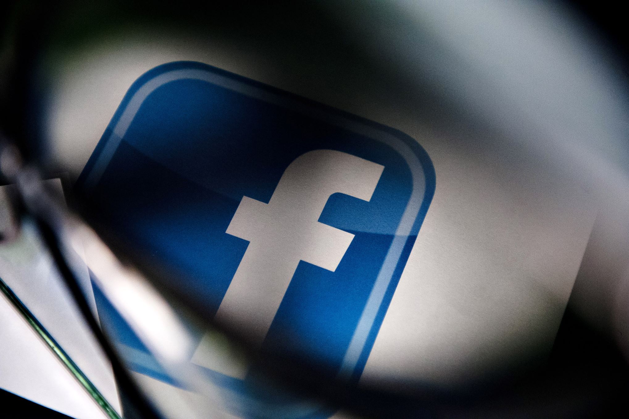 Facebook profit surges mobile sales
