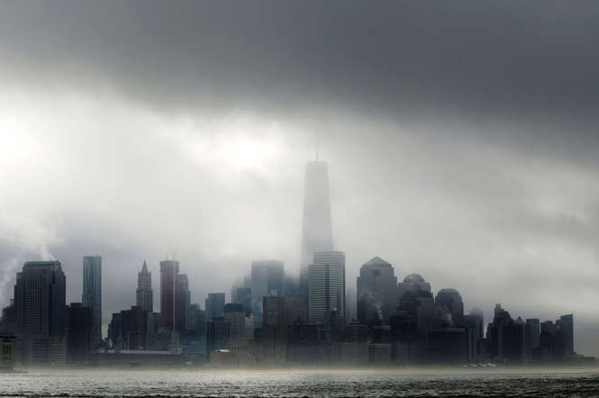 Mantas densa niebla bajo Manhattan en Nueva York, incluyendo One World Trade Center, el centro, en este punto de vista a través del río Hudson de Hoboken, Nueva Jersey, miércoles, 12 de noviembre de 2014. El Servicio Meteorológico Nacional dijo que la niebla reduce la visibilidad a un cuarto de milla o menos.
