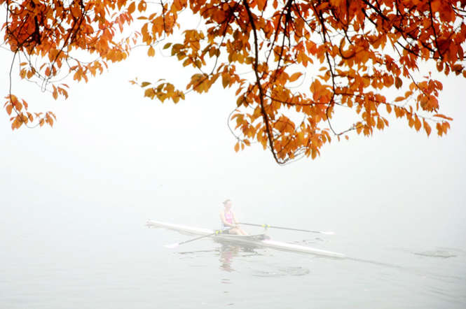 Una mujer envuelta en filas antiniebla su scull lo largo del río Schuylkill en una mañana de otoño Miércoles, 12 de noviembre 2014, en Filadelfia.