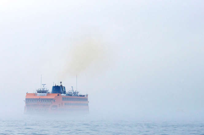 El ferry de Staten Island emerge de la niebla en el puerto de Nueva York 12 de noviembre 2014.