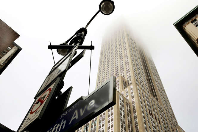 Los pisos superiores del Empire State Building en el centro de Manhattan están envueltos en niebla, Miércoles, 12 de noviembre 2014, en Nueva York.  El Servicio Meteorológico Nacional dice que la niebla puede reducir la visibilidad a un cuarto de milla o menos.