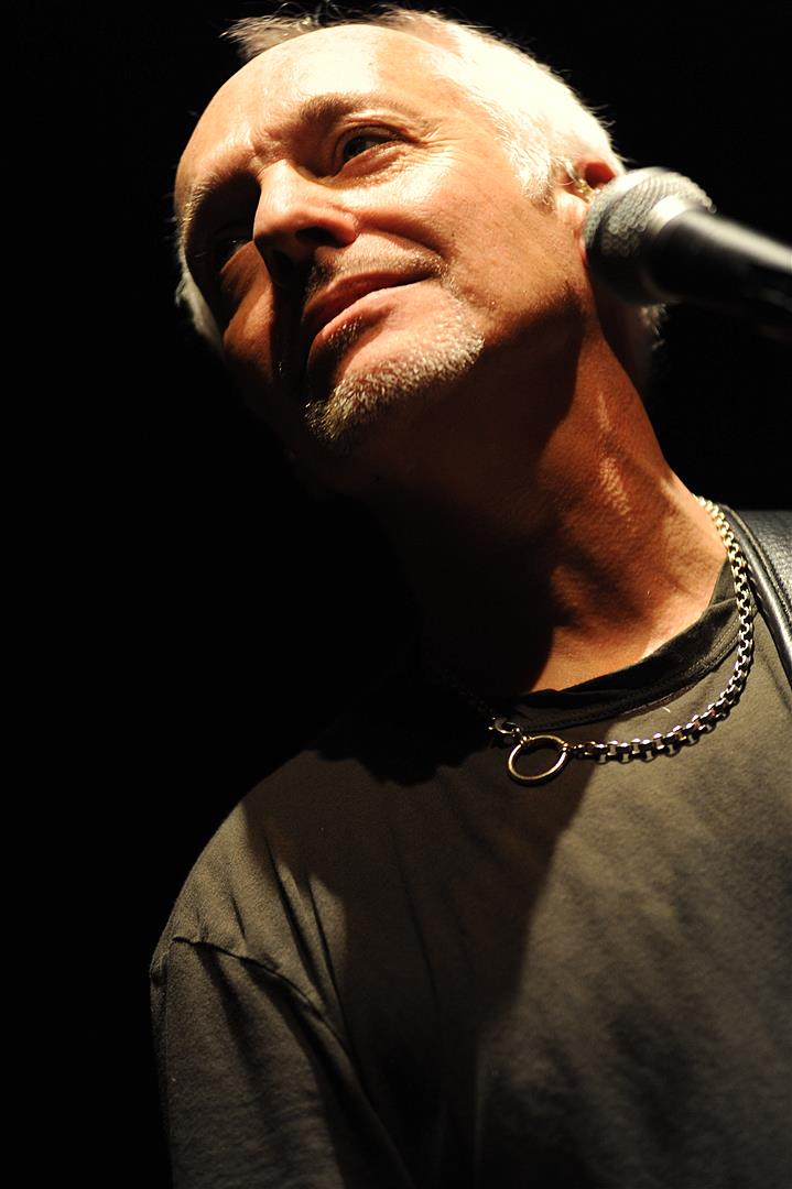 Peter Frampton storms stage when