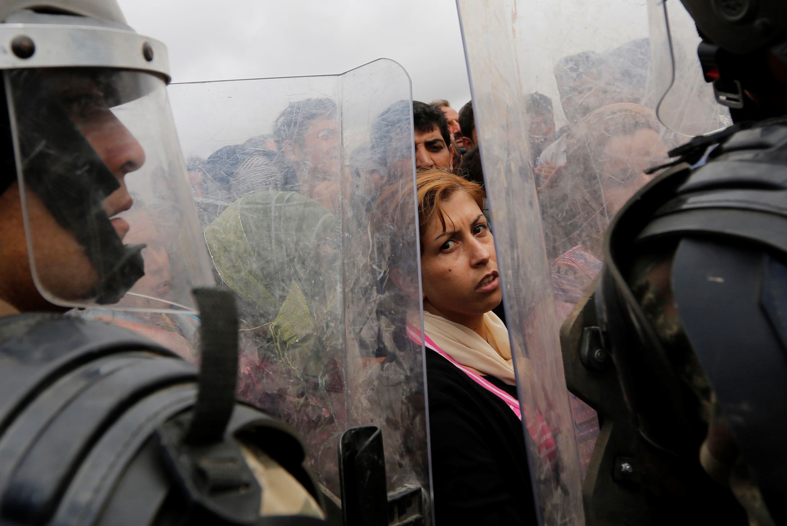 Syrian Kurd immigrants wait near Mursitpinar border crossing to return to their homes in the Syrian city of Kobani, on the Turkish-Syrian border in the southeastern Turkish town of Suruc in Sanliurfa province, September 28, 2014.
