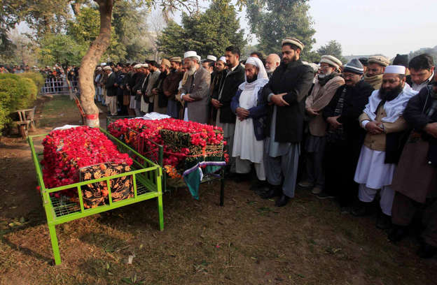 مردم حضور در مراسم تشییع دو دانش آموزانی که در حمله روز سه شنبه در مدرسه عمومی ارتش قبل از دفن آنها در پیشاور، پاکستان، 2014 دسامبر 17 کشته شدند.