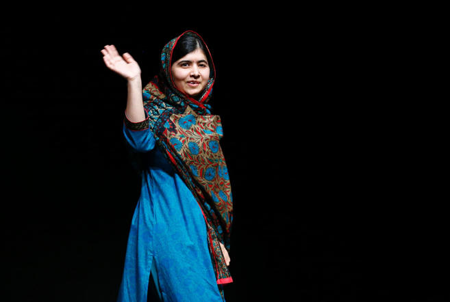 10 THÁNG MƯỜI: MALALA YOUSAFZAI VÀ KAILASH SATYARTHI ĐẠT GIẢI NOBEL HÒA BÌNH Thiếu niên người Pakistan Yousafzai (được chụp ảnh sau bài phát biểu tại thư viện Birmingham ở Anh), người bị phiến quân Taliban bắn vào đầu năm 2012 vì cổ vũ quyền đến trường của các em gái, và Kailash Satyarthi, nhà vận động người Ấn Độ chống nạn buôn bán và cưỡng bức lao động trẻ em được công bố là hai cá nhân cùng nhận giải Nobel Hòa bình năm nay.