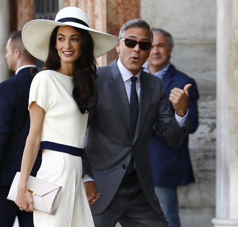 US actor George Clooney and British lawyer Amal Alamuddin arrive on September 29, 2014 at the palazzo Ca Farsetti in Venice, for a civil ceremony to officialise their wedding.