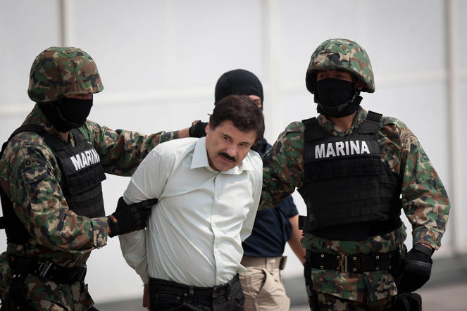 22 THÁNG HAI: BẮT GIỮ TỘI PHẠM BỊ TRUY NÃ GẮT GAO NHẤT THẾ GIỚI Trùm ma túy Joaquin 'El Chapo' Guzman Loera (giữa), một trong những tay buôn lậu ma túy khét tiếng nhất thế giới, bị bắt tại Mexico. 