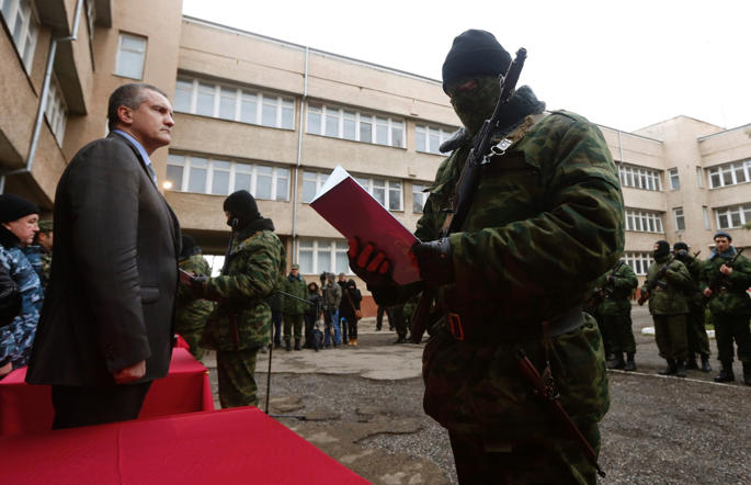 THÁNG BA 2014: SÁP NHẬP CRIMEA Sau cuộc nổi dậy tháng Hai, toàn cảnh chính sự Ukraine nhanh chóng thay đổi. Nước Nga từ chối không thừa nhận chính quyền Kiev mới, gọi cuộc cách mạng tại Ukrain là một cuộc bạo loạn và tiến hành bảo đảm các căn cứ quân sự hiện hành tại Bán đảo Crimea của Ukraine. Phe ly khai ủng hộ Nga tìm cách củng cố thế lực với Sergey Aksyonov tuyên bố mình là tân Thủ tướng của Crimea (trong ảnh là một thành viên của đơn vị tự vệ thân Nga tuyên thệ trung thành với chính phủ Crimea). Đến trước 21 tháng Ba, Crimea đã hoàn toàn thuộc quyền kiểm soát của Nga. 