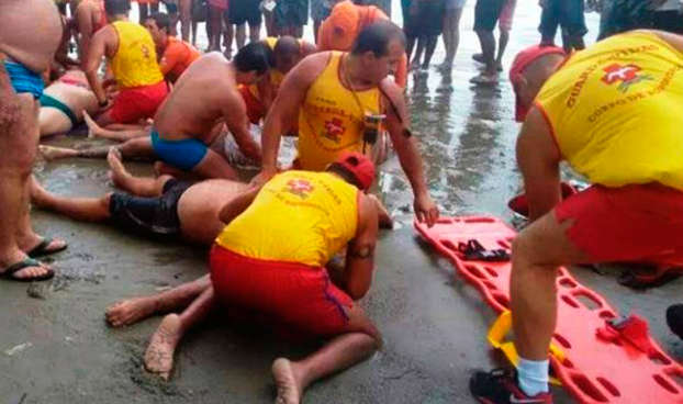 Vítimas estavam na beira da praia e, segundo banhistas, tentavam se abrigar da forte chuva quando sofreram a descarga elétrica.
