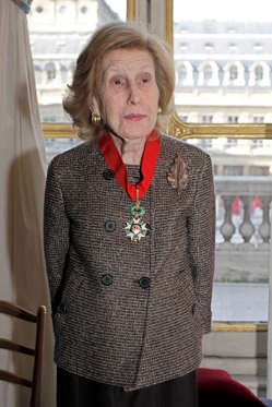 U.S billionaire media proprietor Anne Cox Chambers poses after being awarded "Commandeur de la Légion d'Honneur" ( Commander in the Legion of Honor) at the Culture Ministry, in Paris, Friday Nov. 13, 2009.