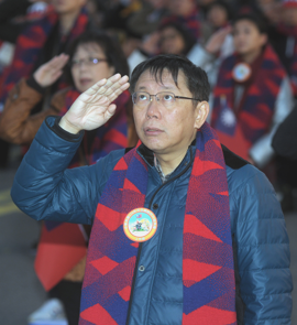 台北市長柯文哲（中）1日在總統府前廣場，首次以市長身份，圍國旗圍巾出席元旦升旗典禮，唱國歌後升旗時，也行舉手禮向國旗致敬。