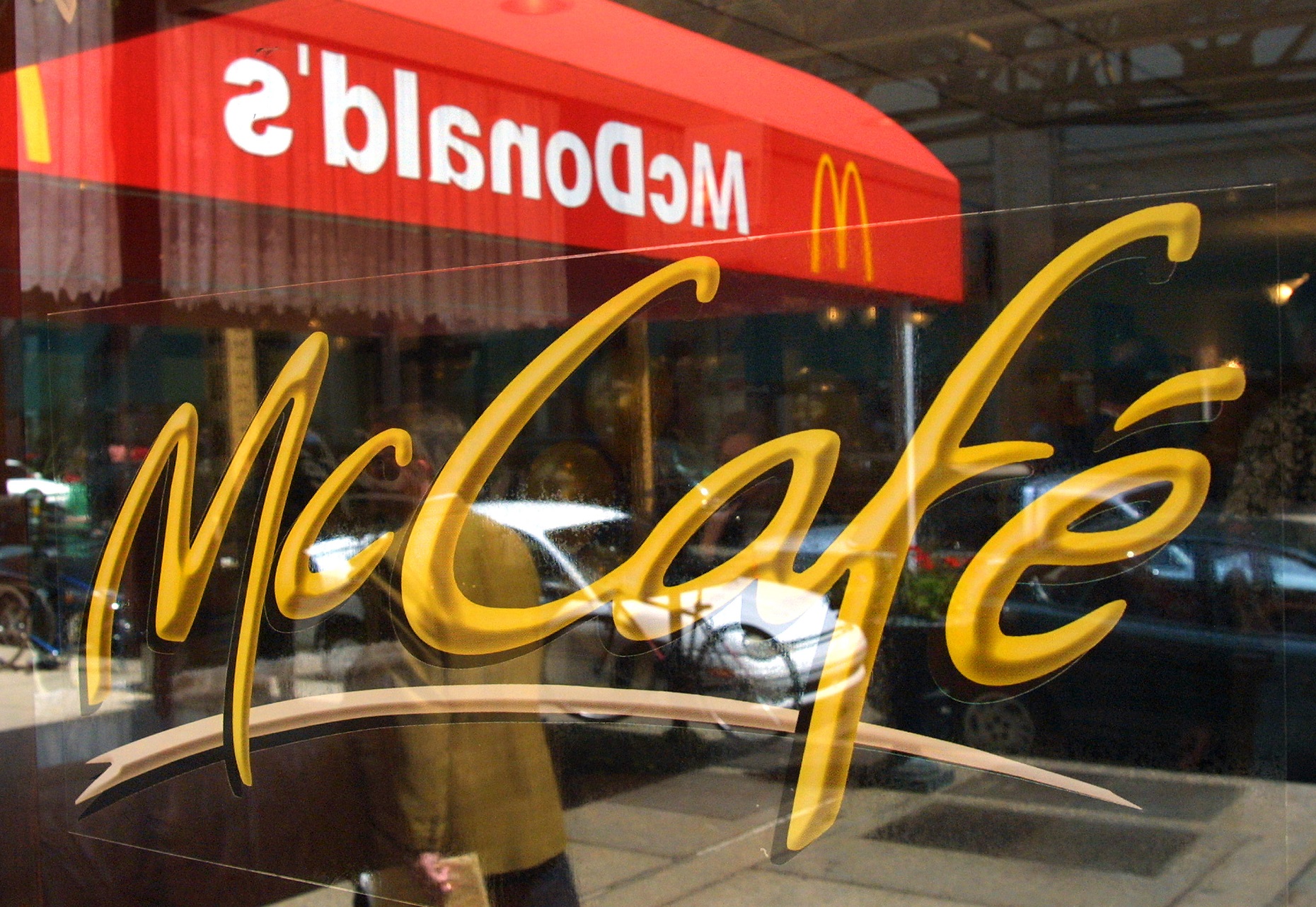 The amount of sugar in an 890 ml McDonald’s sweet tea is equal to the amount found in two Snickers bars.