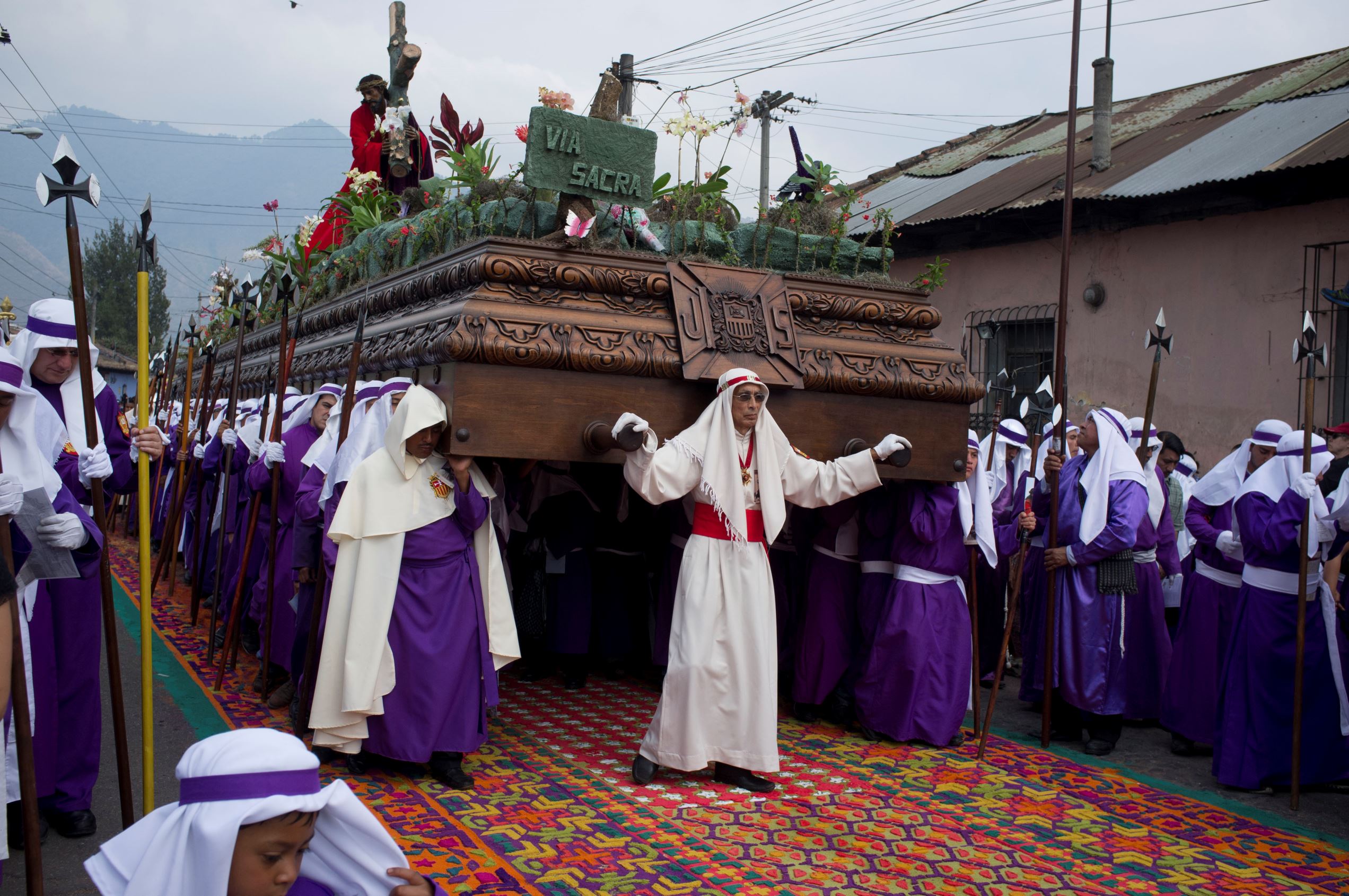Διαφάνεια 8 από 10: In Guatemala’s highland villages, Catholic norms mix with indigenous religious beliefs to create a weirdly hybridised Holy Week. So there are still costumed processions, but local customs such as weaving carpets out of flowers come in. The mournful sadness isn’t there either – the celebrations are relatively jolly. And in some towns, Santiago Atitlán being notable, the local god Maximón gets wheeled out – and he gets given cigars and alcohol rather than flowers and tears.