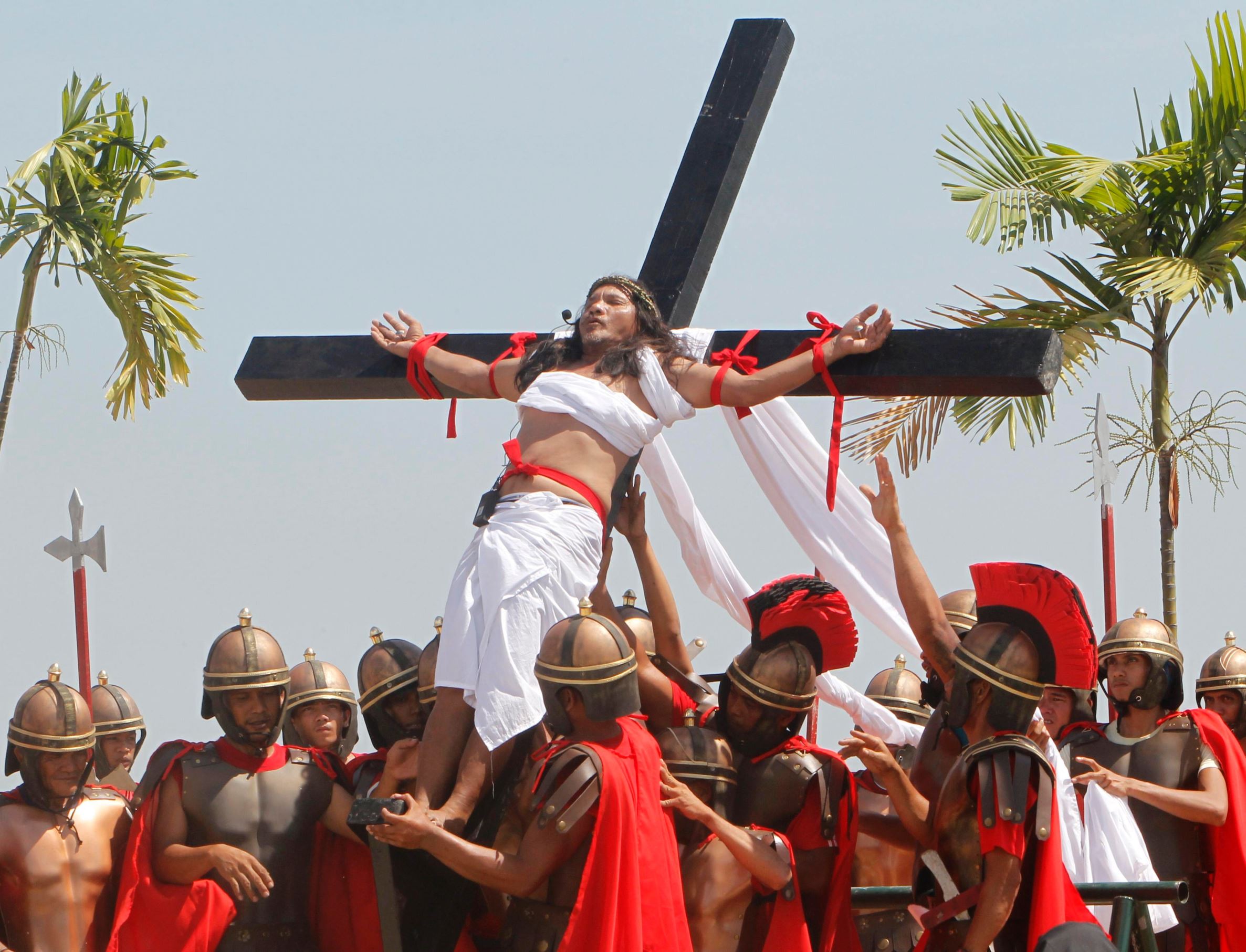 Διαφάνεια 4 από 10: It gets a little more hardcore in the Philippines, with particularly zealous Catholics choosing to show their devotion by stripping to their waist, walking on their knees and whipping themselves until they bleed. Some even nail themselves to crosses, despite government pleas not to. Crowds gather to watch the gruesome spectacle, which happens outside numerous churches – perhaps most famously, the Quiapo church.
