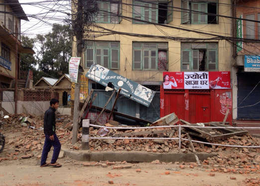 Tërmeti në Nepal merr përmasa katastrofike, mbi 1 500 të vdekur (Foto/Video) BBiEWcq