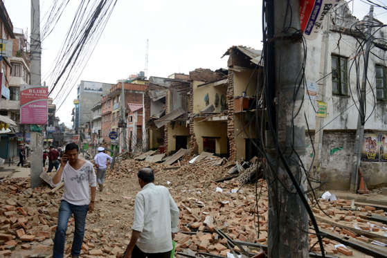 Tërmeti në Nepal merr përmasa katastrofike, mbi 1 500 të vdekur (Foto/Video) BBiF2zY
