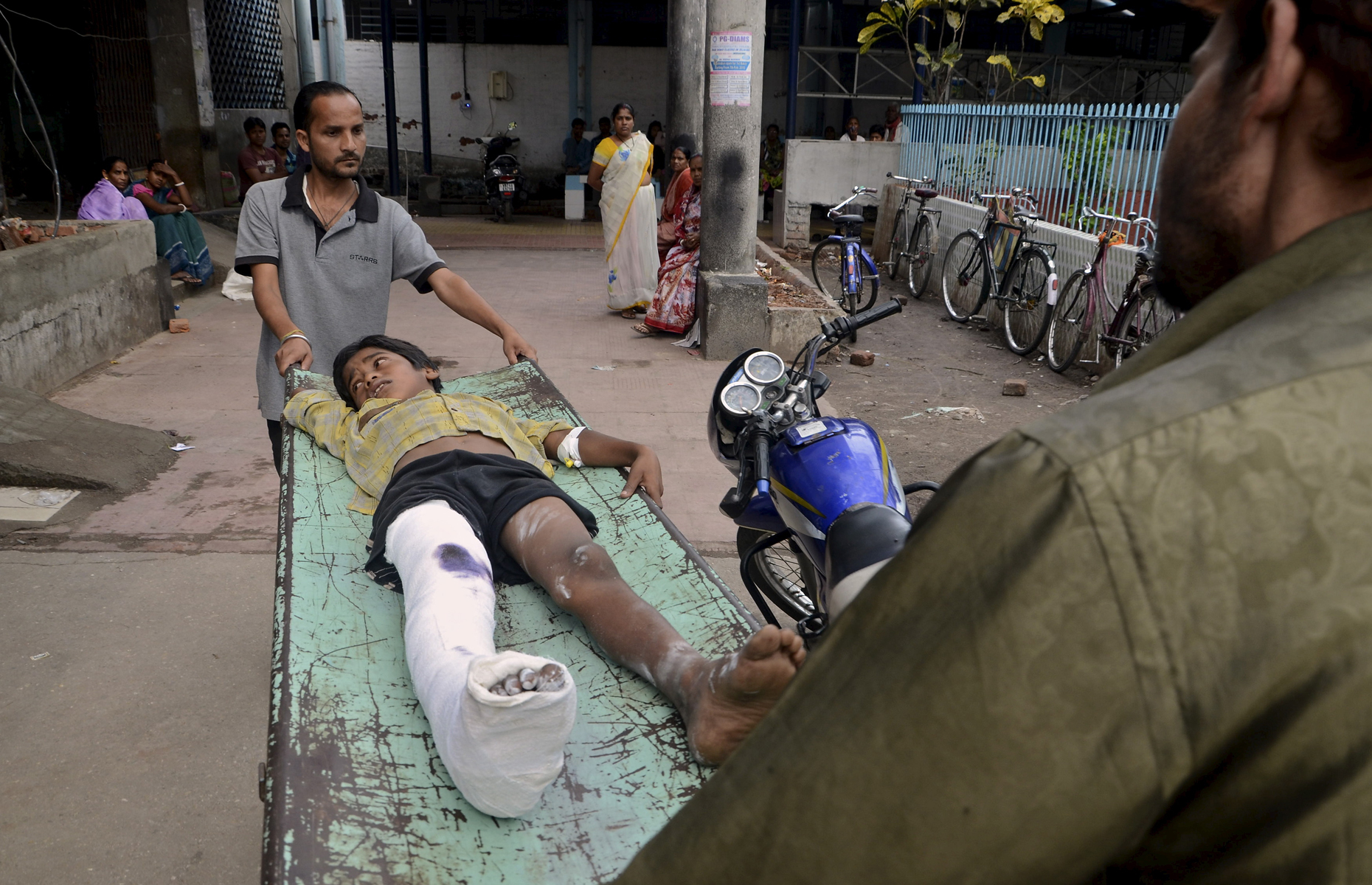 Un garçon blessé à Siliguri, en Inde, le 25 avril.