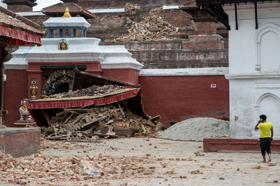 Tërmeti në Nepal merr përmasa katastrofike, mbi 1 500 të vdekur (Foto/Video) BBiFPYx