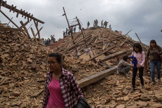 Tërmeti në Nepal merr përmasa katastrofike, mbi 1 500 të vdekur (Foto/Video) BBiFSu8