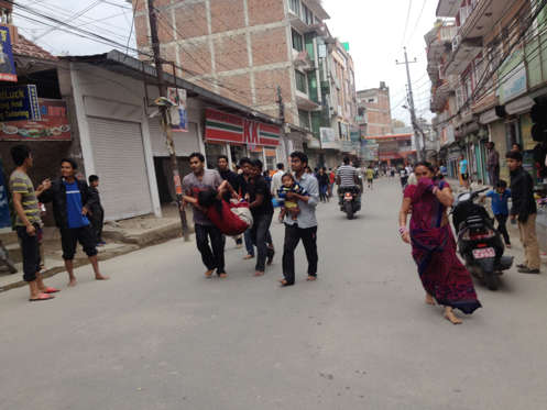Tërmeti në Nepal merr përmasa katastrofike, mbi 1 500 të vdekur (Foto/Video) BBiFwpg