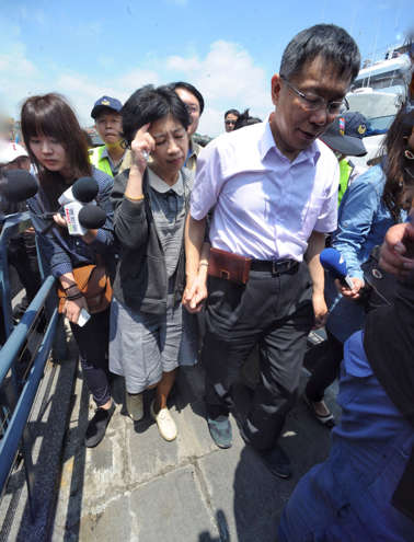台北市長柯文哲（右）與妻子陳佩琪（右2）26日搭船
參訪基隆觀光產業，陳佩琪在下船後因暈船不適。