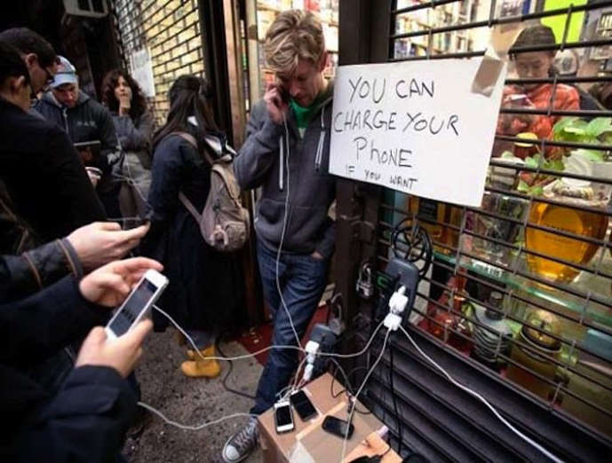 A store owner invites New Yorkers who lost power during Hurricane Sandy to change their phones.