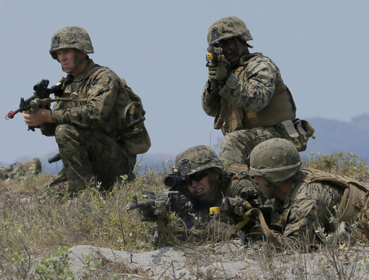 U.S. troops take their positions during a combined assault exercise at a beach facing one of the contested islands off the South China Sea known as Scarborough Shoal in the West Philippine Sea, April 21, 2015 at the Naval Education and Training Command at San Antonio township, Zambales province, northwest of Manila, Philippines.