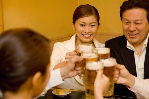 短く 笑顔で 元気に 乾杯の音頭を取る時に盛り上げるコツ