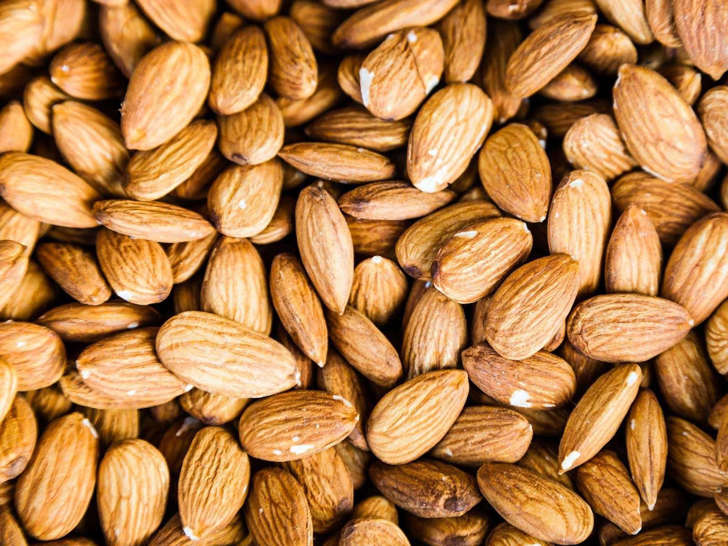 <span style="color:#333333;font-family:arial, sans-serif;font-size:12px;line-height:18px;">Nuts contain protein, fats, and fibre giving you the extra calories you need to bulk up without giving you love handles. Almonds are especially high in vitamin E – a potent antioxidant that can help prevent free-radical damage after a heavy workout and helps your muscles recover quicker. Eat two handfuls a day for optimum results.</span>