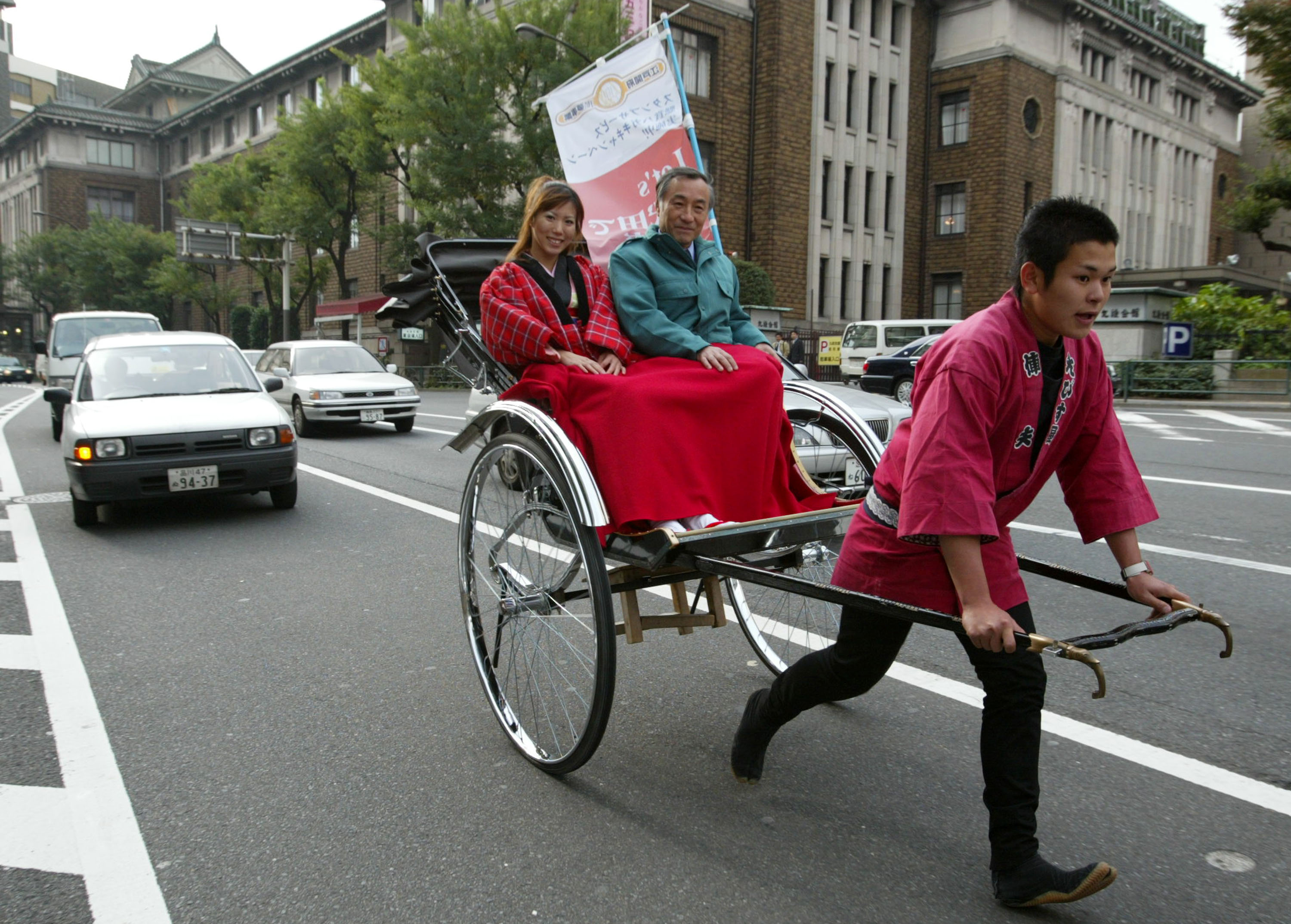 Пешее такси. Рикша в Японии. Rickshaw транспорт Япония. Необычный транспорт. Необычные виды транспорта.