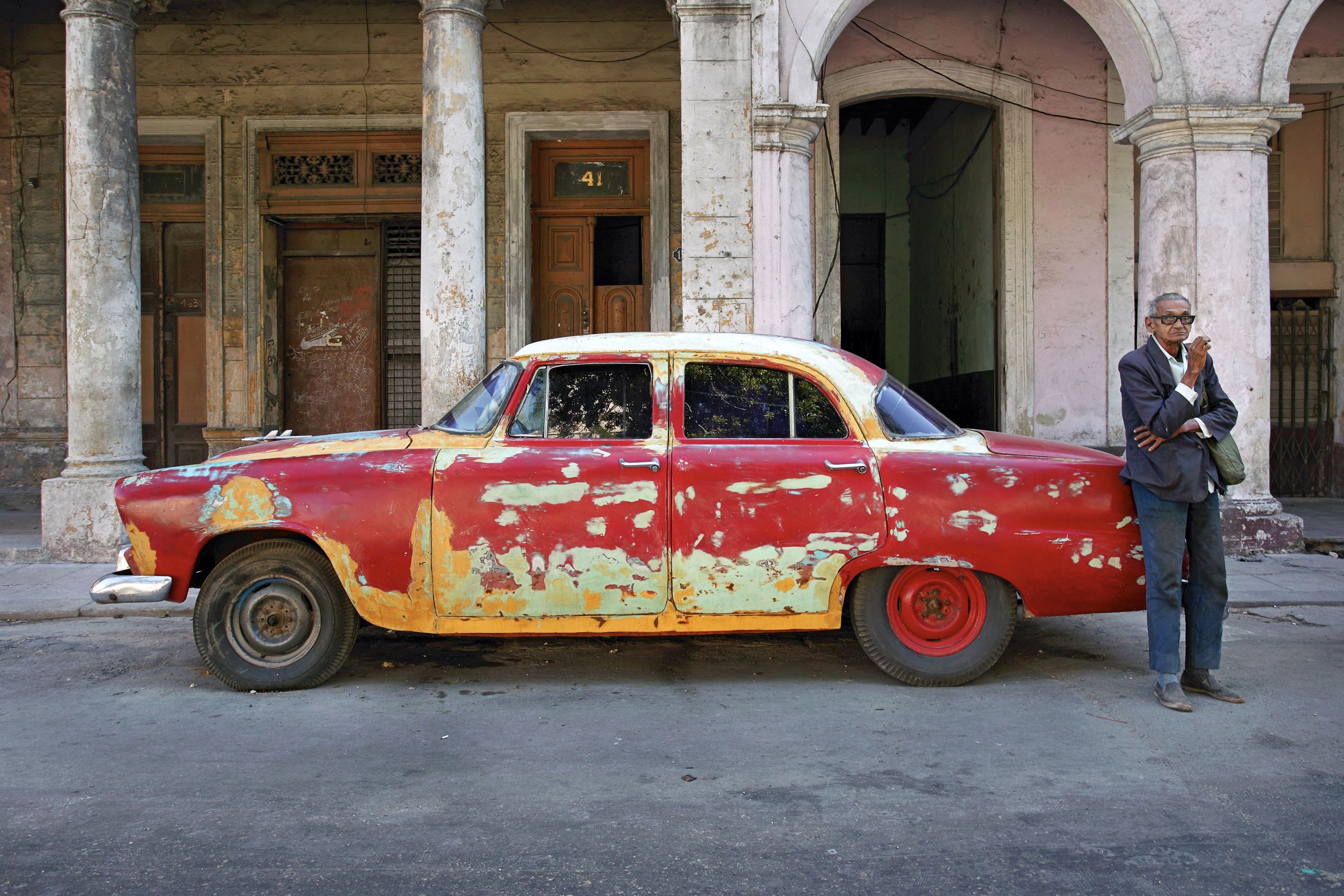 クラシックカーが走る街 キューバの首都ハバナ