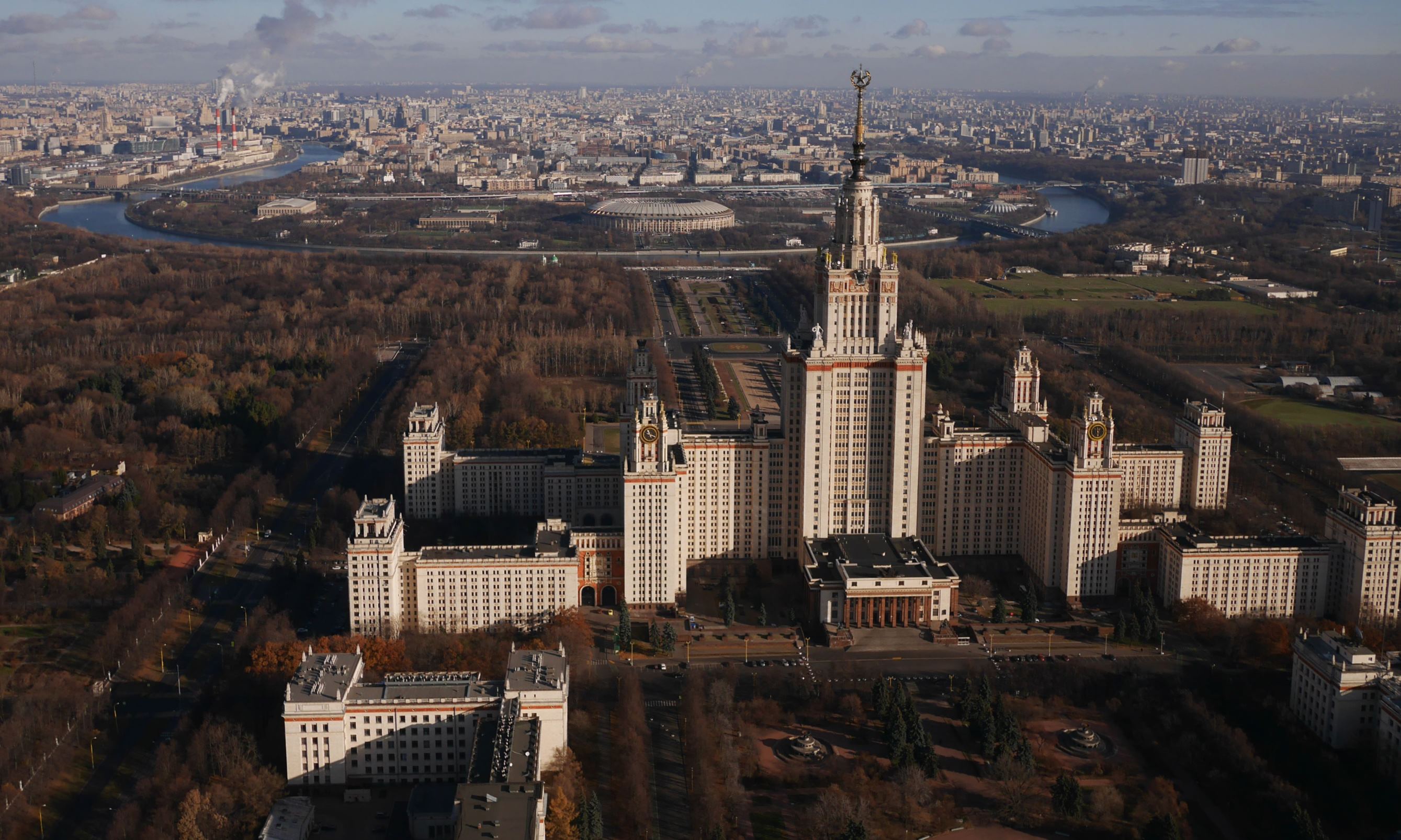 Ð¡Ð»Ð°Ð¹Ð´ 14 Ð¸Ð· 24: Moscow State University building with the Moskva river in background