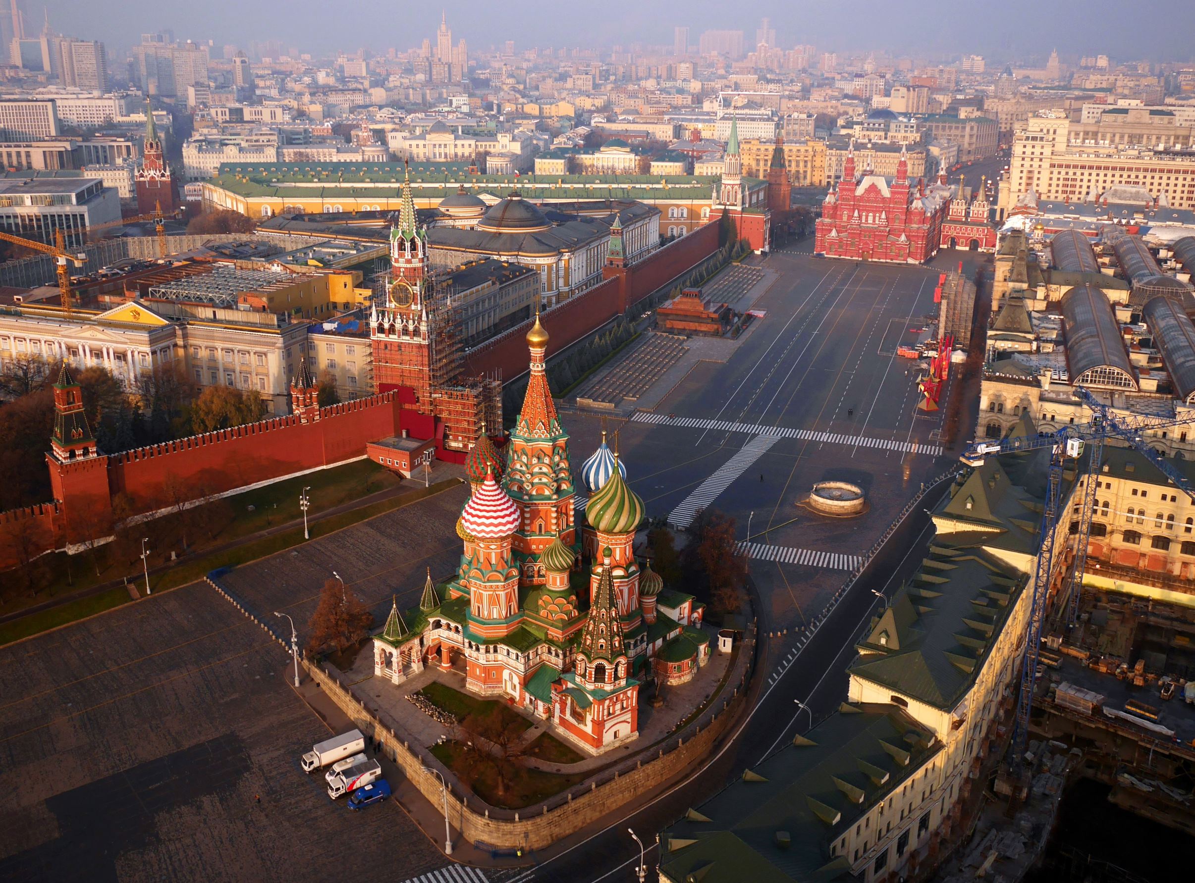 Ð¡Ð»Ð°Ð¹Ð´ 13 Ð¸Ð· 24: Aerial view of St. Basil's Cathedral, with the parade grounds of Red Square (R), and the Kremlin (L)