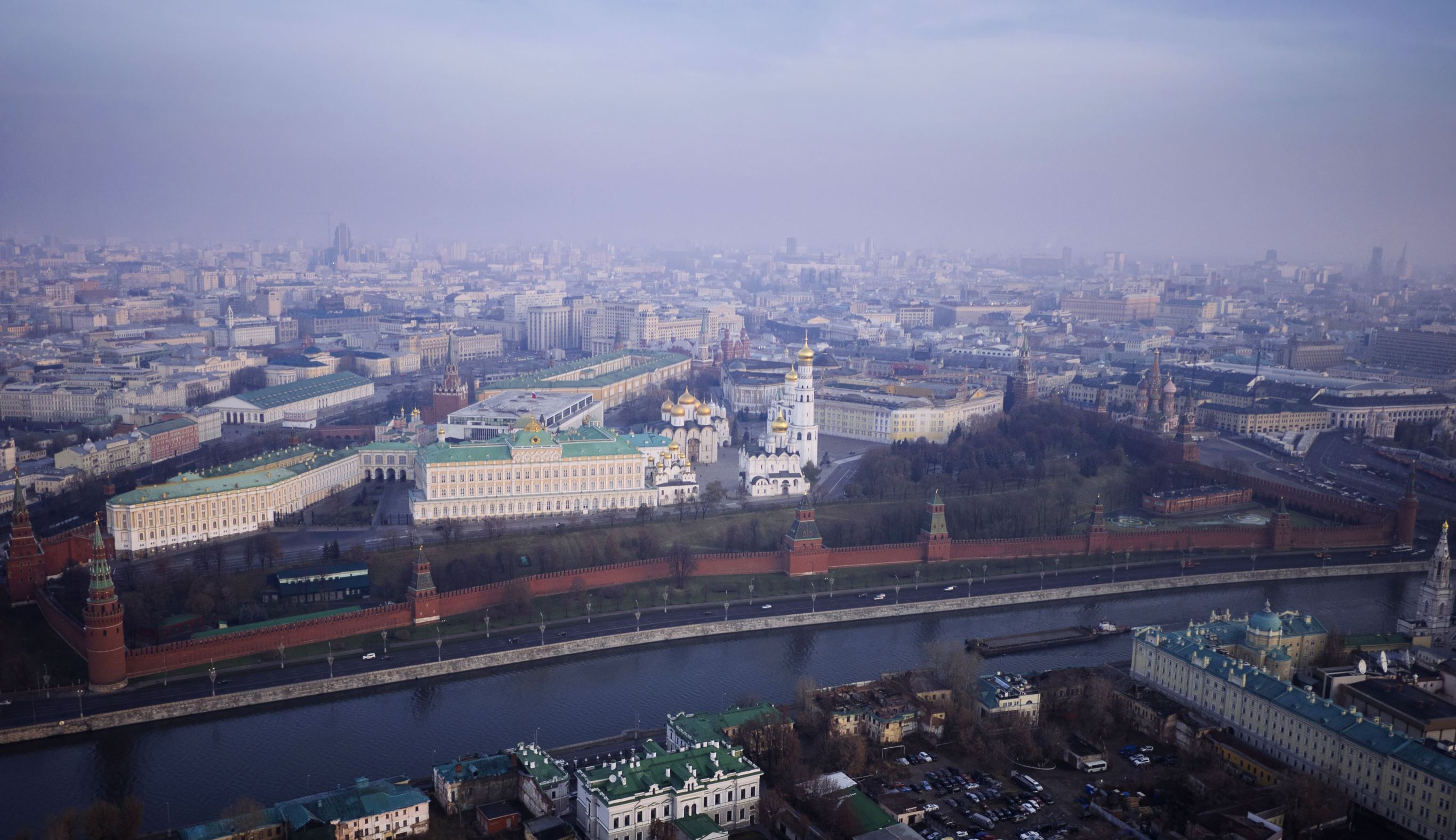 Ð¡Ð»Ð°Ð¹Ð´ 20 Ð¸Ð· 24: Aerial views taken using a drone of Moscow, Russia - Nov 2014; Aerial view of the Kremlin