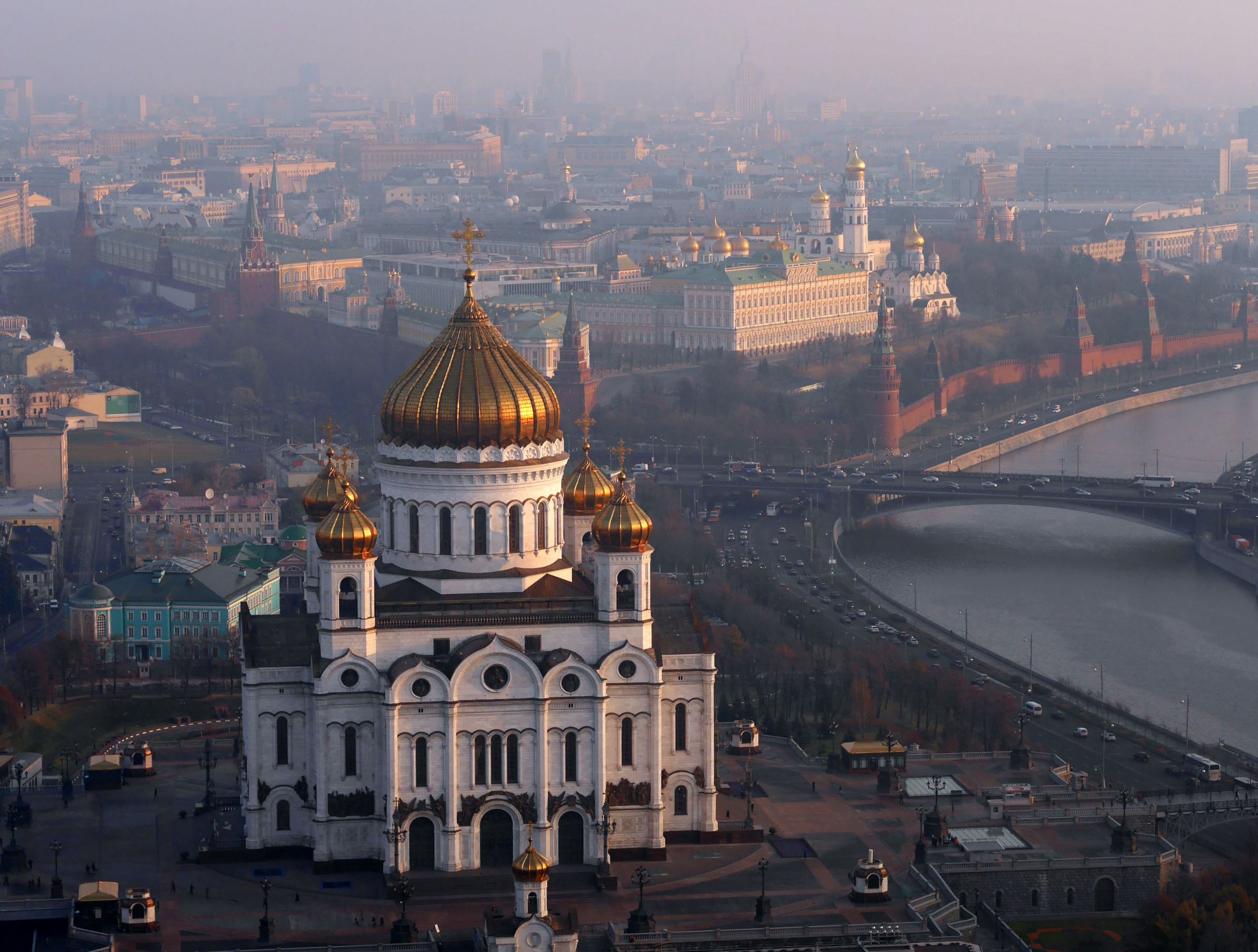 Ð¡Ð»Ð°Ð¹Ð´ 24 Ð¸Ð· 24: The Cathedral of Christ the Saviour on the banks of the Moskva River at sunrise