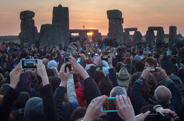 ÎÎ¹Î±ÏÎ¬Î½ÎµÎ¹Î± 1 Î±ÏÏ 12: People hug the stones during the summer solstice dawn celebrations after druids, pagans and revellers gathered for the Summer Solstice sunrise at Stonehenge on June 21, 2014 in Wiltshire, England.